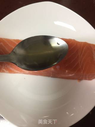美味三文鱼蔬菜沙拉的做法步骤：2