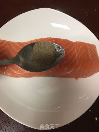 美味三文鱼蔬菜沙拉的做法步骤：3