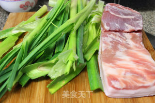 【每日新品】蒜炒五花肉的做法步骤：1