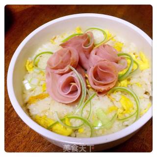 上班族盒饭系列-鱼香肉丝+火腿玫瑰蛋炒饭的做法步骤：1