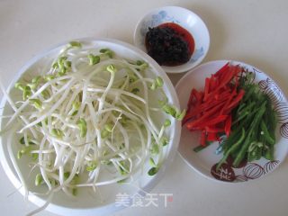 老干妈炒豆芽的做法步骤：1