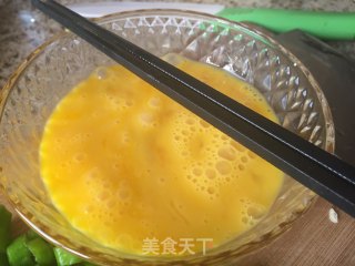 青椒炒鸡蛋的做法步骤：2