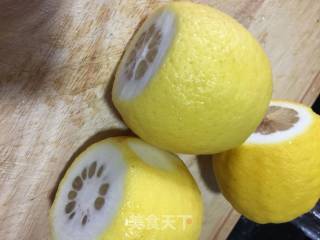 蜂蜜柠檬水的做法步骤：2