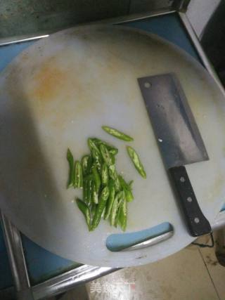 菜心杆子小炒肉的做法步骤：2