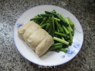 蒜薹炒小素鸡的做法步骤：1