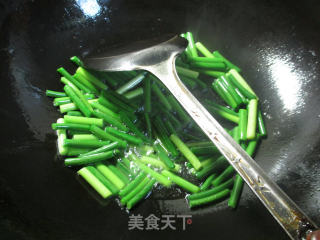 蒜薹炒小素鸡的做法步骤：3
