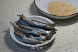 芝麻多春鱼的做法步骤：1