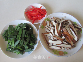 红椒韭菜炒香干的做法步骤：1