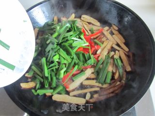 红椒韭菜炒香干的做法步骤：5