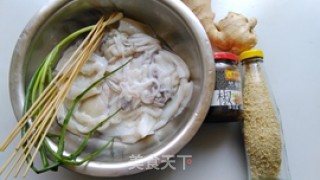 黑胡椒烤墨鱼仔的做法步骤：1