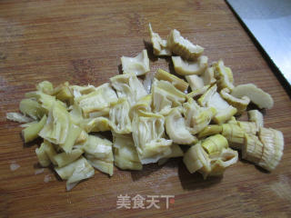 花生米羊尾笋炒圆白菜的做法步骤：2