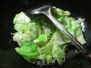 花生米羊尾笋炒圆白菜的做法步骤：3