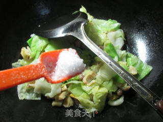 花生米羊尾笋炒圆白菜的做法步骤：7