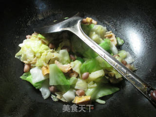 花生米羊尾笋炒圆白菜的做法步骤：9