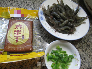鸡蛋干炒河虾的做法步骤：1