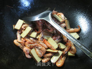 鸡蛋干炒河虾的做法步骤：9