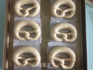 德国碱水面包普雷结的做法步骤：8