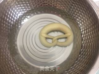 德国碱水面包普雷结的做法步骤：10