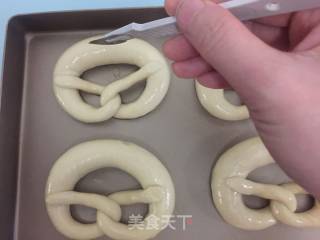 德国碱水面包普雷结的做法步骤：11