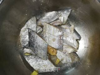 椒盐带鱼的做法步骤：1
