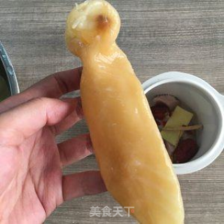 玛卡鲜鲍炖花胶汤的做法步骤：1