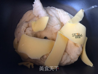 香肠葱香沙拉包的做法步骤：3