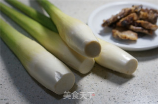 茭白烤肉的做法步骤：1