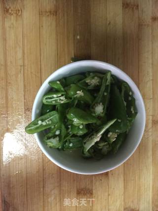 辣椒炒香芹的做法步骤：1