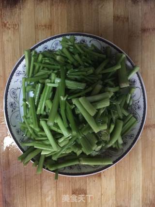 辣椒炒香芹的做法步骤：2