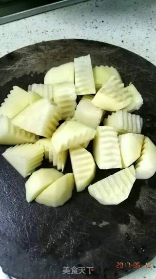 可乐鸡腿炖土豆的做法步骤：1