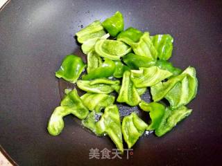 青椒炒鸡蛋的做法步骤：2