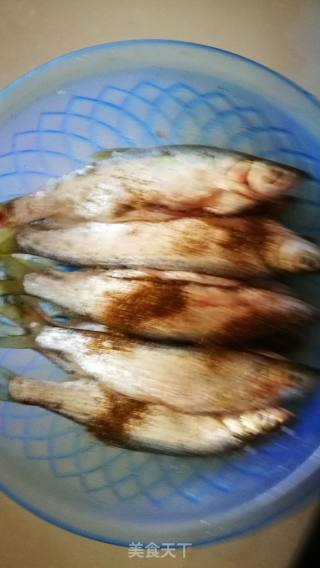 香煎鳊鱼的做法步骤：2