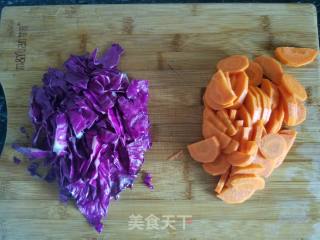 彩色玫瑰花煎饺的做法步骤：1