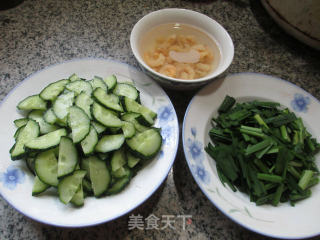 韭菜炒青瓜的做法步骤：1