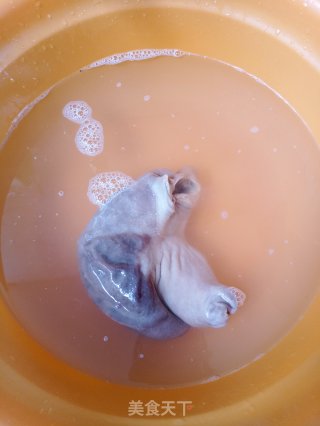 老干妈猪肚+酸菜猪肚面的做法步骤：2