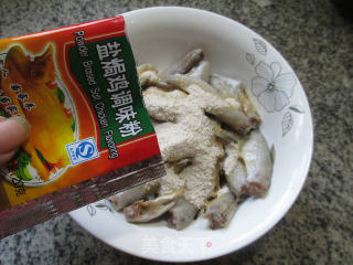 盐焗小橡皮鱼的做法步骤：2