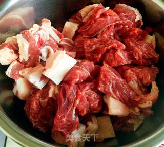 红汁牛肉土豆面的做法步骤：1