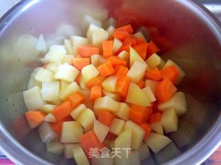 红汁牛肉土豆面的做法步骤：2