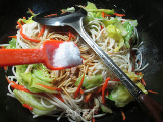 双丝牛心菜炒面的做法步骤：6