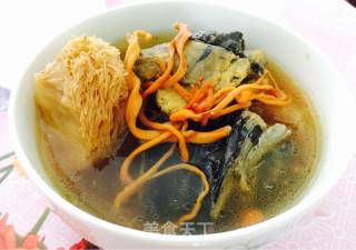 虫草花炖乌鸡的做法步骤：1