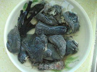 黄芪乌鸡补汤的做法步骤：1