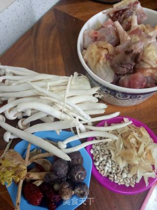 海鲜菇土鸡汤的做法步骤：1