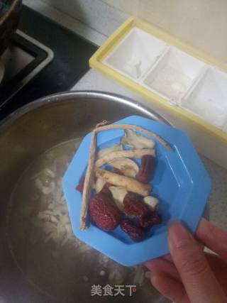 海鲜菇土鸡汤的做法步骤：7