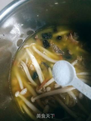 海鲜菇土鸡汤的做法步骤：10