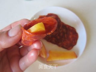 黄金馒头片配火腿蜜桃生菜卷的做法步骤：3