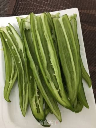 酿尖椒的做法步骤：1
