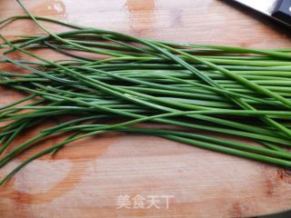 韭菜苔炒鸡蛋的做法步骤：1