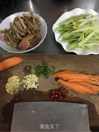 腊肠小炒的做法步骤：1