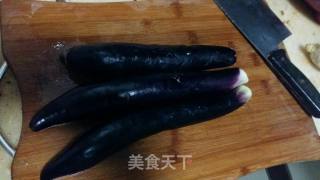 青红椒肉丁炒茄子的做法步骤：1