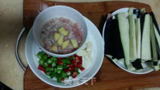 青红椒肉丁炒茄子的做法步骤：2